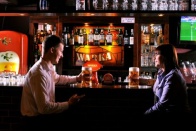 Polacy na piwie w pubie bez dymka