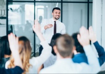 Zalety wynajmu sal szkoleniowych ? integracje firmowe, szkolenia i efektywny onboarding w profesjonalnym otoczeniu